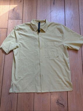 Men’s SS Lululemon button down shirt